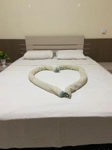 a heart shaped snake laying on a bed at Casa verde in Alcobaça