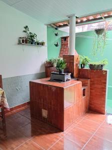 a room with a table with potted plants on it at Casa bom clima in Mucugê