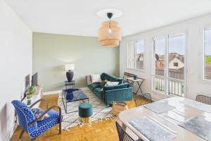 una sala de estar con un sofá y una mesa en Savinéa, en Sainte-Savine