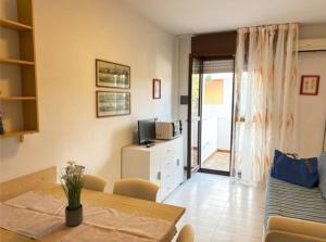 Lo StalloneにあるFunctional apartment with balcony-Beahostのテーブルとソファのあるリビングルーム