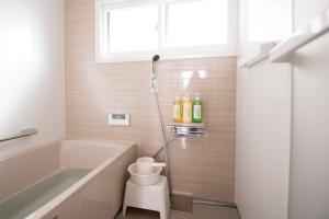 ein Badezimmer mit Badewanne, Toilette und Waschbecken in der Unterkunft Kaze Box in Kasaoka