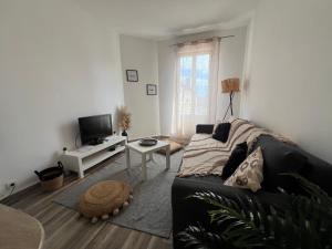 Televisyen dan/atau pusat hiburan di Studio lumineux au bord du Canal de l'ourcq +4 gambar
