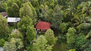 an aerial view of a house with a red roof at Jepun Homestay Lemukih in Singaraja
