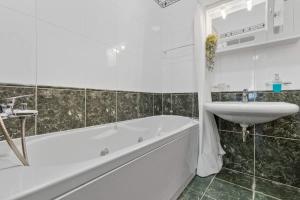 Et badeværelse på Luxe Living at Old Town Center + 16 billeder