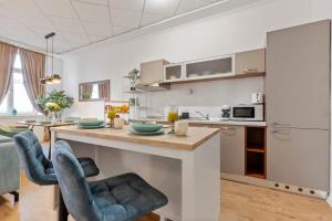 Køkken eller tekøkken på Luxe Living at Old Town Center