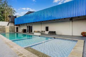 Πισίνα στο ή κοντά στο Hotel O Siwalankerto Near Surabaya Carnival