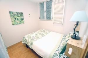 ein Schlafzimmer mit einem Bett und einer Lampe und einem Fenster in der Unterkunft EL RINCON DEL MARQUES entresuelo Junto a Catedral in Logroño