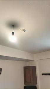 techo con luz y armario en una habitación en appartamento belvedere, en Castel di Sangro