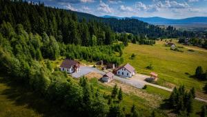 GhiduţTea Vendégházak的绿色田野中房屋的空中景观