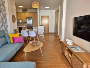 a living room with a couch and a table at Apartamento Mar y Rocas in Malpica