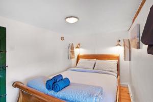 a bedroom with a bed with blue towels on it at Seven Space - Sandpit Cottage, 3 Bed Stay with Hot Tub in Thorpe Market