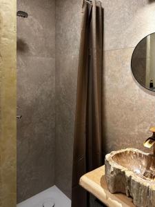 ein Badezimmer mit Steinwaschbecken und Dusche in der Unterkunft Sun Beach Nieuwpoort-Bad in Nieuwpoort