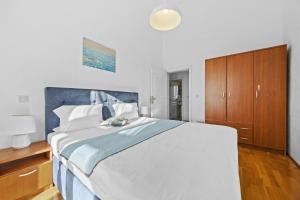 Un dormitorio con una cama grande con cabecero azul. en Villa Sonne in Paradis, en Butkovići 34 fotos más