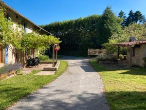 NantiatChez Bonneau的通往有房子的花园的小路