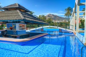 basen w ośrodku z altaną w obiekcie Benalbeach Costa w mieście Benalmádena