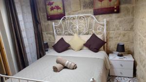 ein Schlafzimmer mit einem weißen Bett und lila Kissen in der Unterkunft Sixty Two #4 in Victoria