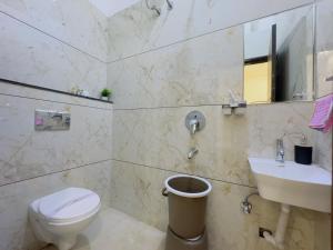 Ένα μπάνιο στο The Element Stays -2BHK Luxe Stay Near Mahakal +22 φωτογραφίες