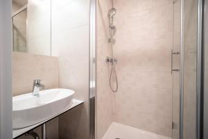 Bilik mandi di Cozy Nook Studio at Kosmalt with Balcony +19 gambar