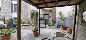 eine Terrasse mit einem Haufen Topfpflanzen in der Unterkunft A Casa dalla Ross in Marzabotto