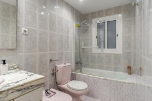 Un baño con inodoro, bañera y lavabo. en 1820 - AB Gaudí Avenue Apartment, en Barcelona