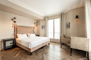 a bedroom with a bed and a window at Hôtel Perreyve - Jardin du Luxembourg in Paris