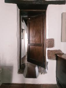a room with a wooden door on a wall at Casa MaLuMi in Haría