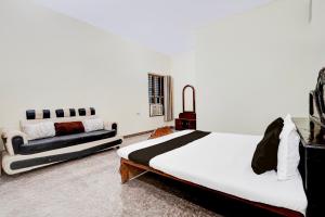 Un pat sau paturi într-o cameră la SPOT ON Adhunik Publishing and Guest house