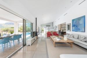 ein Wohnzimmer mit Sofa und Tisch in der Unterkunft Es Tamarells -S'Estanyol- in Colònia de Sant Pere