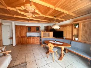 una sala de estar con una mesa y un sofá en Traditional Cozy Apartment, en Tirolo