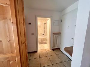 Un baño con ducha y vestidor. en Traditional Cozy Apartment, en Tirolo