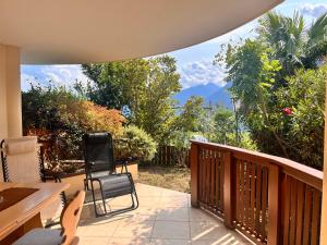 balcón con sillas y vistas a las montañas en Traditional Cozy Apartment, en Tirolo