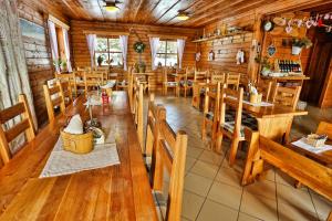 Reštaurácia alebo iné gastronomické zariadenie v ubytovaní UBYTOVANIE pod horami s REŠTAURÁCIOU " Salaš Žiar"