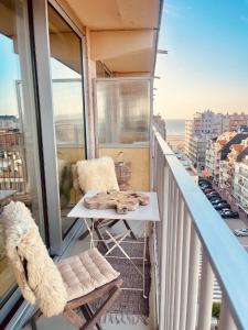 ein Balkon mit einem Tisch und Stühlen auf einem Balkon in der Unterkunft Sun Beach Nieuwpoort-Bad in Nieuwpoort + 6 Fotos