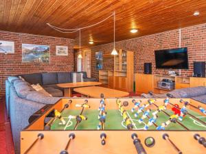 TV a/nebo společenská místnost v ubytování 14 person holiday home in Harboøre