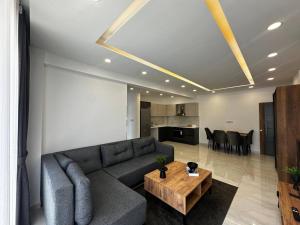 una sala de estar con un sofá y una mesa en Gerçek Residence Girne, en Kyrenia 20 fotos más