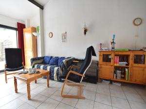 una sala de estar con un sofá y una mesa en Villa in Saint-Cyprien with Sea View, en Latour-Bas-Elne 32 fotos más