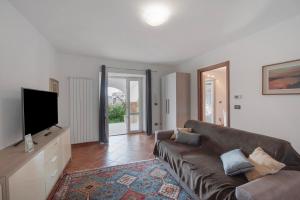 a living room with a couch and a flat screen tv at Vacanza Nel Cuore Del Monferrato in Rocca Grimalda