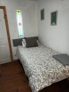 a bed in a room with a window at A Casa da Bicicleta in Lousã