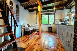ein Wohnzimmer mit Holzboden und Treppe in der Unterkunft Parvatis Lap Villa & Hostel in Kasol + 56 Fotos