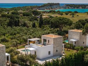 una vista aérea de una villa con el mar en el fondo en Metis by Vintage Travel, en Vasilikos