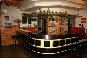 un bar en un restaurante con mostrador negro en Guest House and Museum Firšt, en Solčava
