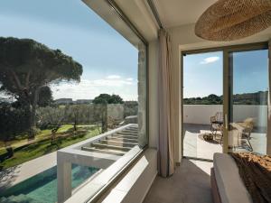 una sala de estar con vistas a una casa en Aura by Vintage Travel, en Vasilikos