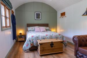 Katil atau katil-katil dalam bilik di Fern Luxury Cabin Great Couples Getaway North Devon