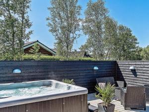 ブラーバンドにあるLuxury Retreat in Blavand - By Traum Ferienwohnungenの裏庭のホットタブ(フェンス付)
