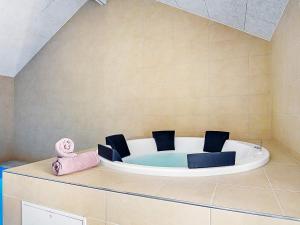 ブラーバンドにあるLuxury Retreat in Blavand - By Traum Ferienwohnungenのジャグジータブ(椅子付)が備わる客室です。 +36枚の写真