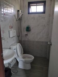 a bathroom with a toilet and a sink at Ban Rim Nam Klongwan in Klong Wan