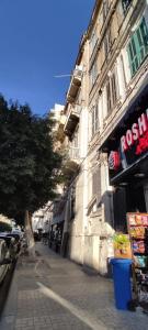 ein Gebäude auf einer Straße mit einem Baum davor in der Unterkunft Magdalena Haus in Alexandria