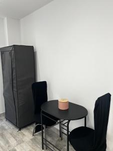 Faverolles-sur-CherにあるStudio Zoo & Châteauxの黒いテーブルと椅子、そして帽子