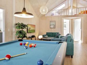 un soggiorno con tavolo da biliardo con palline di Luxury Retreat in Asserbo - By Traum Ferienwohnungen a Frederiksværk