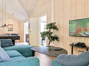 un soggiorno con due sedie blu e un tavolo di Luxury Retreat in Asserbo - By Traum Ferienwohnungen a Frederiksværk Altre 23 foto